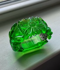 Vintage Chunky Daisy Carved Green Apple Juice Prystal Bakelite Clamper Bracelet