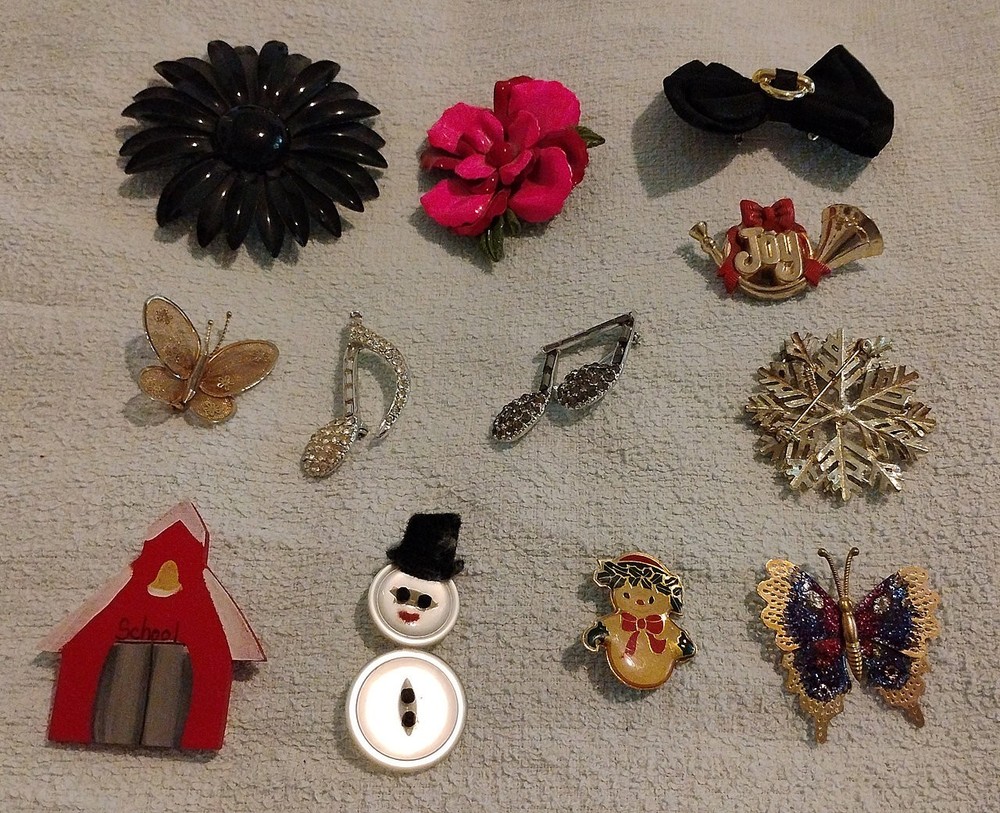 Lot of 12 Vintage Costume Brooches Circa 1960s – 1980s READ