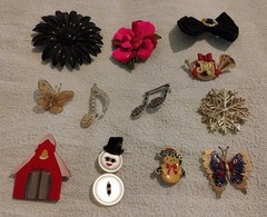 Lot of 12 Vintage Costume Brooches Circa 1960s – 1980s READ