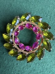 vintage unbranded pink&green rhinestone round brooch pin gold tone