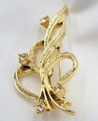 VTG GERRY’S Signed Gold Plated Ribbon Leaf Brooch Pin Openwork Clear CZ Crystals