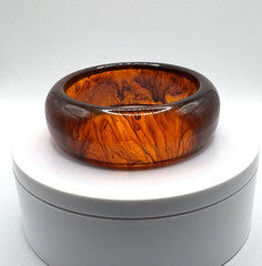 Gorgeous marbled root beer Lucite bracelet; 2.4 ounces; 7.75 inch wrist