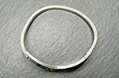 VINTAGE MEXICO STERLING SILVER & MALACHITE HINGED BANGLE BRACELET M110
