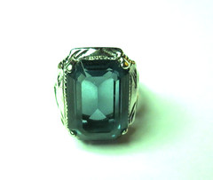 VINTAGE WOMENS 18KT HGE BLUE STONE SILVER TONE RING SZ 7 TOP 21mm WIDE