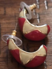 15/16″ AVON Gold Plated Red & White Harlequin Enameled J Hoop Pierced Earrings
