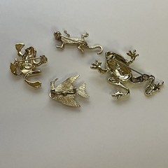 VTG Tiny Brooches Pins Gold Tone Lizard Green Eyed Frog Trifari Frog Kore Fish