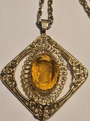 Vintage Mid-Century Amber Glass Cameo Large 2.75″ Pendant Gold 23″ Rope Chain