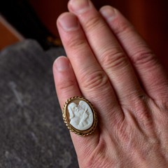 UNUSUAL VINTAGE 9K GOLD SHELL CAMEO RING MOSES & TABLETS COMMANDMENTS