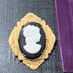 Vintage Cameo Brooch 1.5 In
