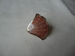 VTG HANDMADE NATURAL LACQUERED SEASHELL GOLD PLATED HINGED DRESS/SCARF CLIP