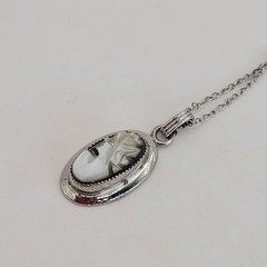 Vintage Sarah Coventry Silver Plated Mother of Pearl Cameo Pendant Necklace