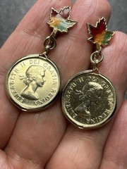 Vintage 1.5” Canadian Coin Maple Leaf Gold Tone Metal Dangle Screw Back Earrings