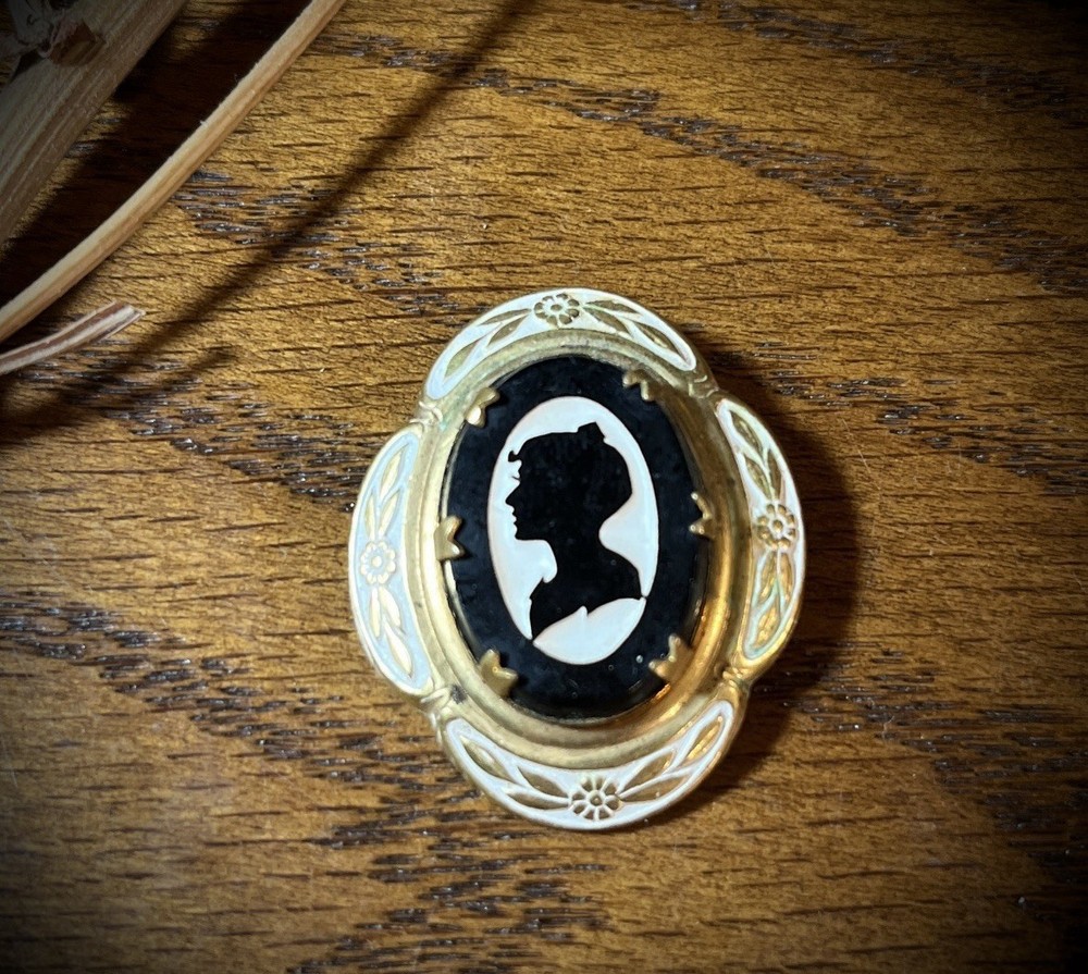 Antique Victorian gold and white colored brooch with black and white glass cameo
