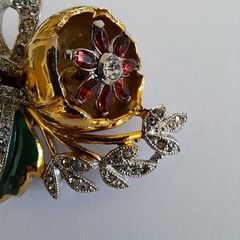 Coro Duette Quivering Camillas Brooch Red & White Stones Green Enamel Gold Tone