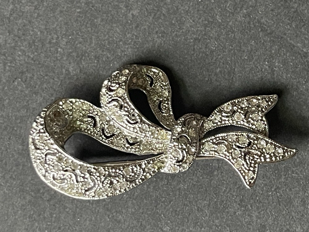 Vtg. Brooch Silver Tone Filagree Bow Ribbon Pin Jewelry Deco Cocktail Career