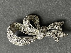 Vtg. Brooch Silver Tone Filagree Bow Ribbon Pin Jewelry Deco Cocktail Career