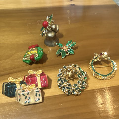 Vintage Christmas Holiday Brooch & Pin Mixed Lot 6 pc Metal Enamel Multicolor