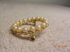 VINTAGE GOLDTONE METAL FAUX PEARL LINED ROUND BROOCH 1 1/8″ ROUND