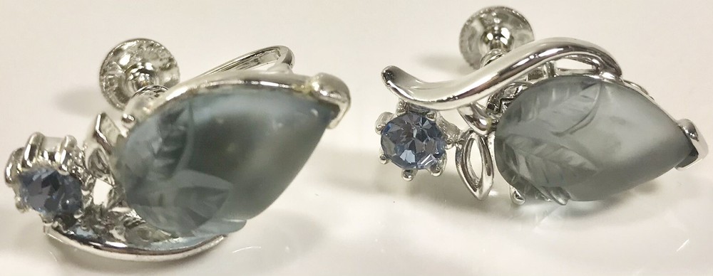 LISNER VINTAGE SILVERTONE BLUE STONE LEAF CLIP ON EARRINGS (C595A)