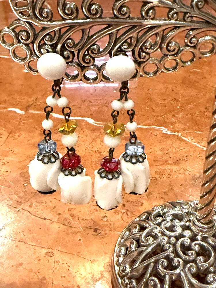 VINTAGE ART DECO WHITE MILK GLASS RED BLUE YELLOW BEADS DANGLE Clip On Earrings