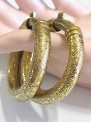 RARE VINTAGE MOD TRIFARI 1960 -1970’s SPRING TENSION CLIP TEXTURED HOOP EARRINGS