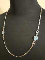 Vtg Sarah Coventry Flat Hammered Link w Turquoise Color Stones – 29 in Necklace