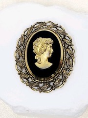 Vintage Victorian Gold Tone Black Glass Cameo Brooch