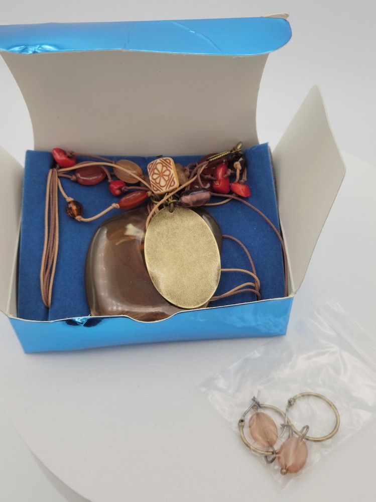 2008 AVON NOS NEW DECORATIVE HONEY COLORED GIFT SET NECKLACE & EARRINGS IN BOX