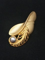 TONA 1970s RARE Matte Gold Tone DERBY DAY Hat With Feather & Faux Pearl Brooch