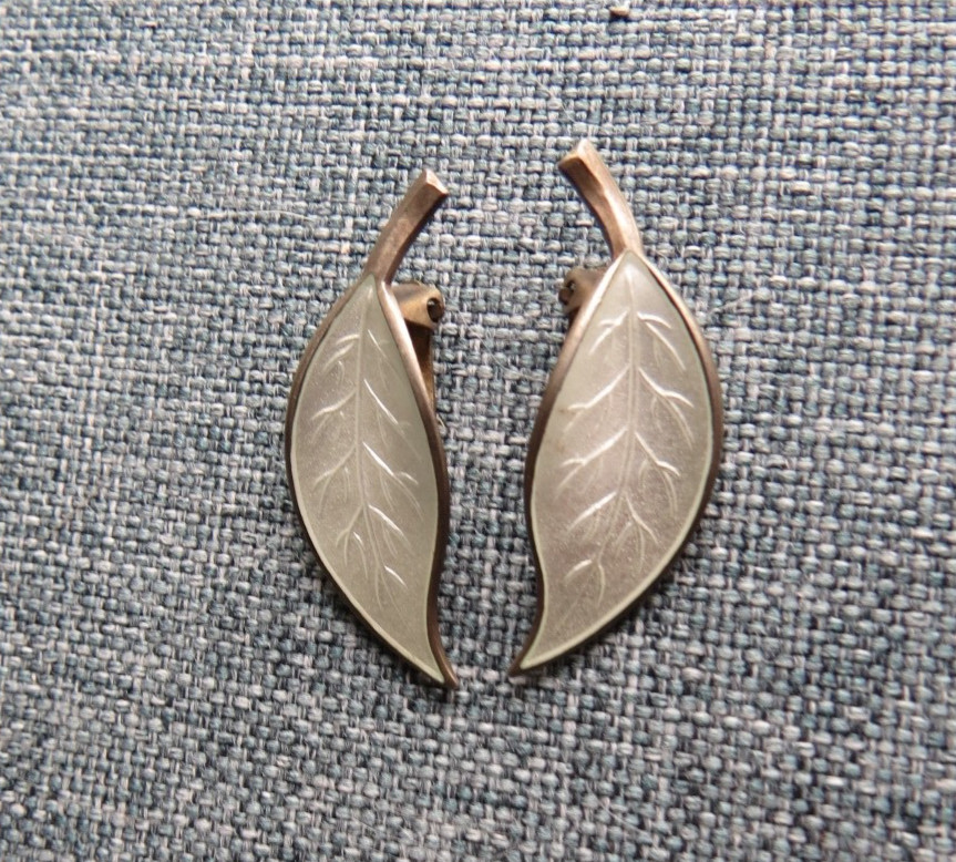 VINTAGE STERLING SILVER & WHITE ENAMEL DAVID ANDERSEN NORWAY LEAF EARRINGS