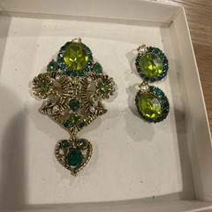 Vintage Green Rhinestone Brooch Pin Clip Earrings Set Gold Tone Faux Pearl