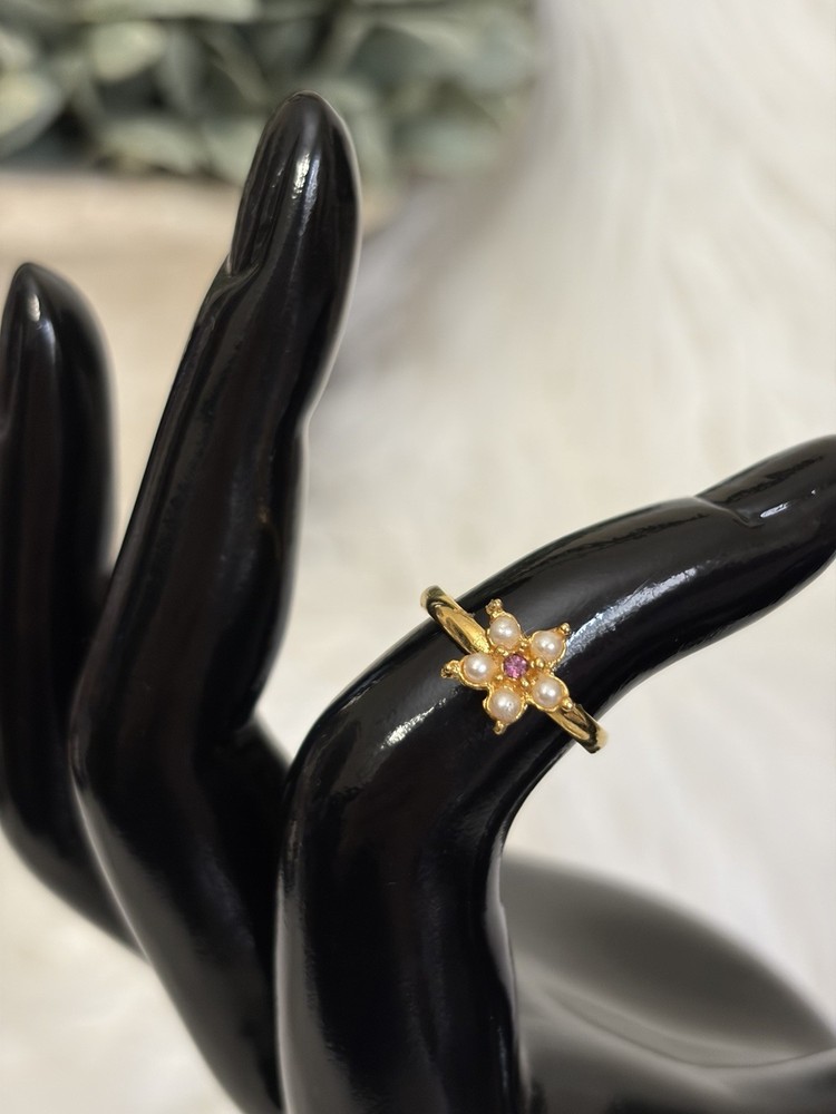 Vintage Y2K New Old Stock/Deadstock Flower Ring Faux Pearls Gold Plated Juniors