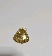 Vintage Gold Tone Thin Metal Shell Shape Scarf Clip 1 1/2″. Retro Style. Hinged.