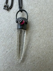 Vintage 1970s Sterling Silver 925 Quartz Crystal Point Pendant Necklace Garnet