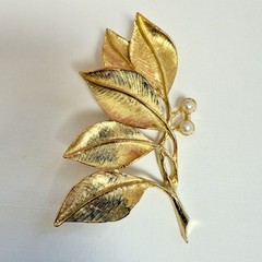 Gerry’s – Vintage Spray Of Leaves Brooch – 2.75″ Gold Tone & Faux Pearls #2840