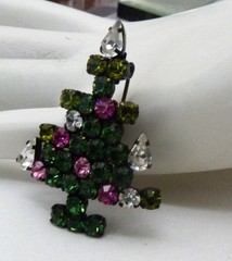 VINTAGE PRONG-SET SPARKLING PINK RED GREEN RHINESTONE CHRISTMAS TREE PIN