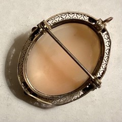 ANTIQUE CARVED SHELL CAMEO PENDANT / BROOCH – GOLD / SILVER