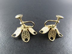 VINTAGE GOLD TONE CAMEO IN FLOWER EARRINGS ER23