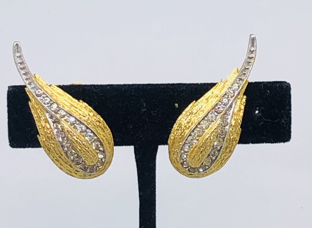 VTG HATTIE CARNEGIE SIGNED TEXTURED GOLD TONE CLIMBER EARRINGS W/RHINESTONES