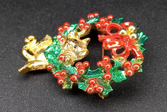 AJC Christmas Wreath Cat Hanging Brooch Pin