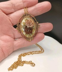 VTG SARAH COVENTRY Rose Marie Pendant Necklace Porcelain Floral Cameo Gold Tone