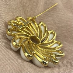 Vintage Pinwheel White Acrylic Flower Swirl Brooch Gold Tone MCM 2 X 2 Inches