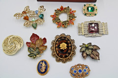 Small Wooden Jewelry box with 10 assorted vintage brooches