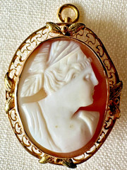 Vintage Cameo Shell 14K Gold Lady Portrait Pendant Brooch Pin 1 inch 4 gm