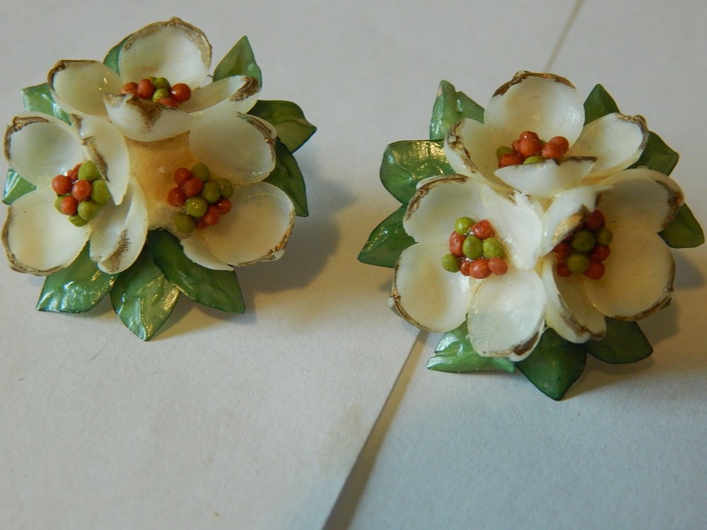 VTG 1950S 60S HAND MADE SEA SHELL CLIPON EARRINGS WHITE AND GREEN CUTE FLORIDA
