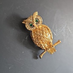 Vintage Gold Tone Owl Brooch Green Eyes Textured Bird Pin Cute 1.5″
