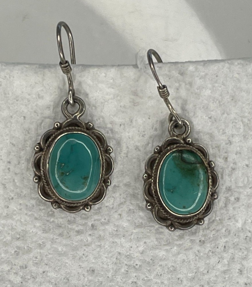 Vintage 925 Sterling Silver 1.25″ Oval Turquoise Scalloped Dangle Wire Earrings