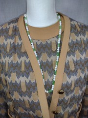 VINTAGE NECKLACE WHITE AND GREEN GLASS BEADS 14”