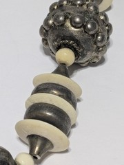 Vintage Silver Tone Metal & Off White Acrylic Chunky Bead Necklace 21″. Hammered