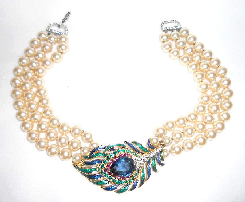 Vtg Signed JOMAZ 3 STRAND fauxPEARL NECKLACE Peacock Feather motif/Faux Sapphire